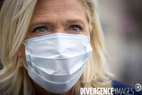 Marine Le Pen célèbre le 1er mai masquée sous la statue de Jeanne d Arc