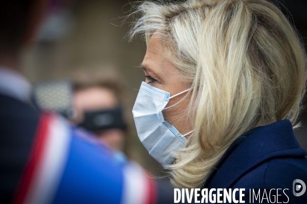 Marine Le Pen célèbre le 1er mai masquée sous la statue de Jeanne d Arc