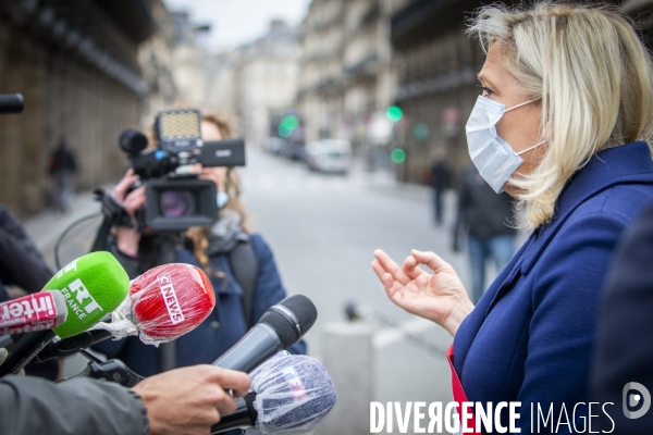 Marine Le Pen célèbre le 1er mai masquée sous la statue de Jeanne d Arc