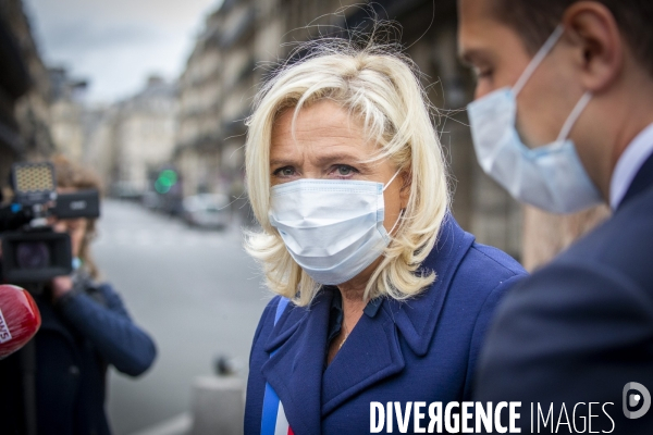 Marine Le Pen célèbre le 1er mai masquée sous la statue de Jeanne d Arc