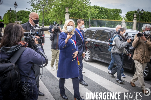 Marine Le Pen célèbre le 1er mai masquée sous la statue de Jeanne d Arc
