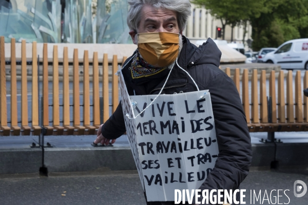 1 er mai 1, Police arrêté un manifestant pour marquer la fête du Travail à Paris 2020.  Police arrest a protester to mark the Labor Day in Paris.