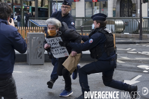 Police arrete un manifestant pour marquer la fête du Travail à Paris.  Police arrest a protester to mark the Labor Day in Paris.