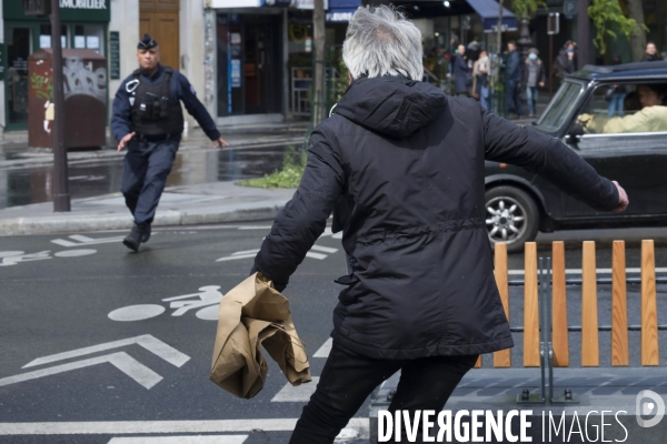 Police arrete un manifestant pour marquer la fête du Travail à Paris.  Police arrest a protester to mark the Labor Day in Paris.