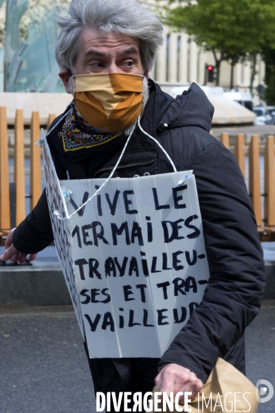 Police arrete un manifestant pour marquer la fête du Travail à Paris.  Police arrest a protester to mark the Labor Day in Paris.