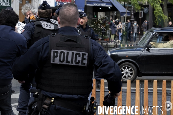 Police arrete un manifestant pour marquer la fête du Travail à Paris.  Police arrest a protester to mark the Labor Day in Paris.