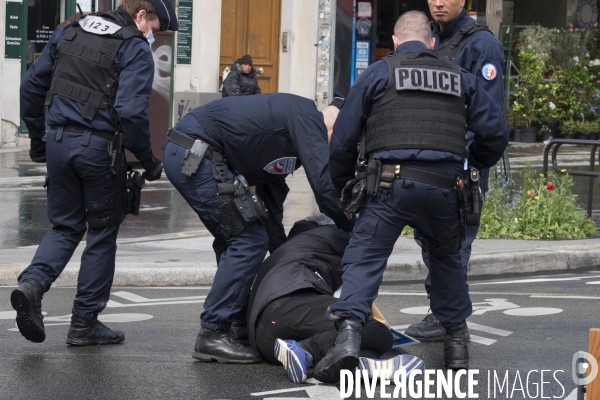 Police arrete un manifestant pour marquer la fête du Travail à Paris.  Police arrest a protester to mark the Labor Day in Paris.