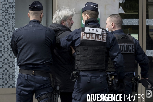 Police arrete un manifestant pour marquer la fête du Travail à Paris.  Police arrest a protester to mark the Labor Day in Paris.