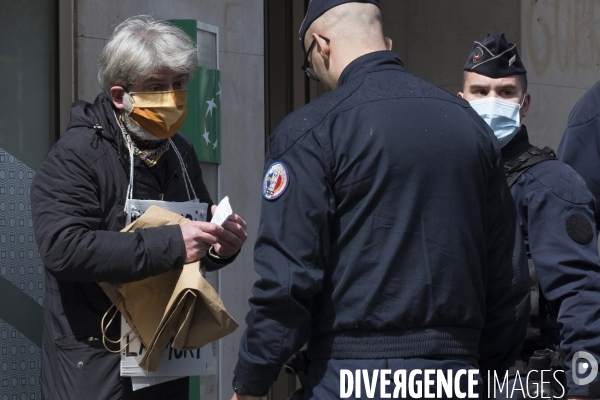 Police arrete un manifestant pour marquer la fête du Travail à Paris.  Police arrest a protester to mark the Labor Day in Paris.