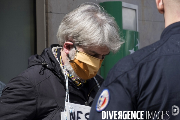 Police arrete un manifestant pour marquer la fête du Travail à Paris.  Police arrest a protester to mark the Labor Day in Paris.