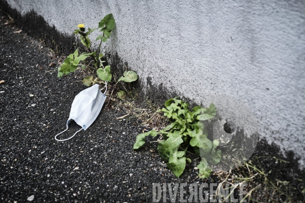 Masque jeté sur le trottoir
