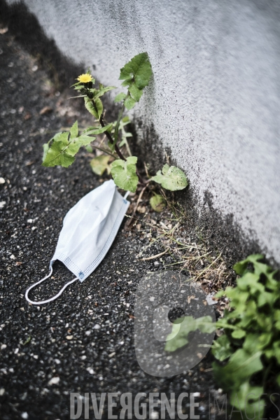 Masque jeté sur le trottoir