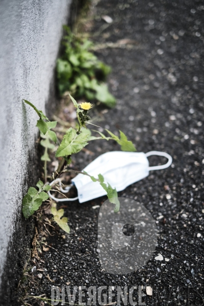 Masque jeté sur le trottoir