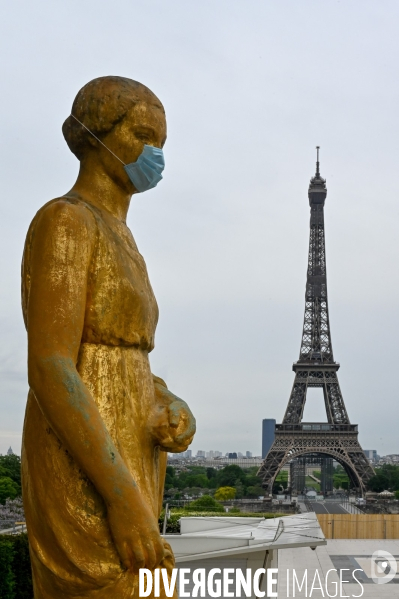 Masques sur les statues du Palais de Chaillot. Confinement: 47ème jour.
