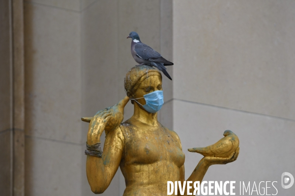 Masques sur les statues du Palais de Chaillot. Confinement: 47ème jour.