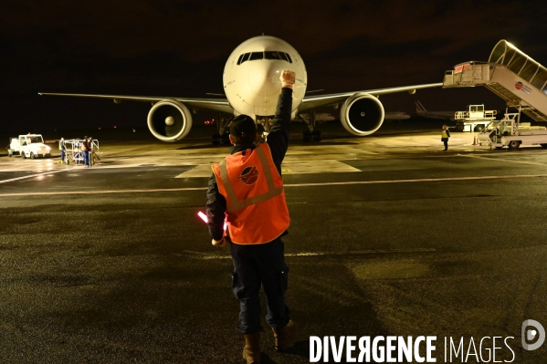 Masque chirurgicaux. Arrivée à Roissy par un Boeing 777 d Air-France cargo. Confinement 42ème jour.