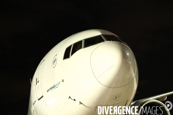 Masque chirurgicaux. Arrivée à Roissy par un Boeing 777 d Air-France cargo. Confinement 42ème jour.