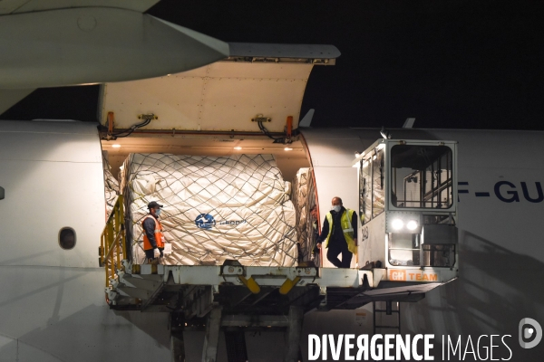 Masque chirurgicaux. Arrivée à Roissy par un Boeing 777 d Air-France cargo. Confinement 42ème jour.