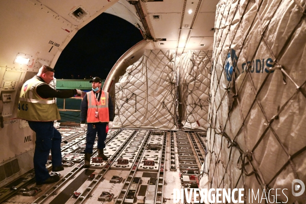 Masque chirurgicaux. Arrivée à Roissy par un Boeing 777 d Air-France cargo. Confinement 42ème jour.