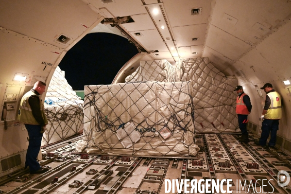 Masque chirurgicaux. Arrivée à Roissy par un Boeing 777 d Air-France cargo. Confinement 42ème jour.