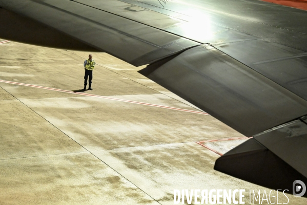 Masque chirurgicaux. Arrivée à Roissy par un Boeing 777 d Air-France cargo. Confinement 42ème jour.