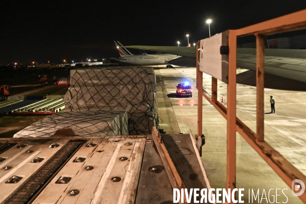 Masque chirurgicaux. Arrivée à Roissy par un Boeing 777 d Air-France cargo. Confinement 42ème jour.