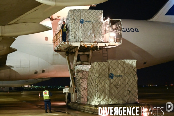Masque chirurgicaux. Arrivée à Roissy par un Boeing 777 d Air-France cargo. Confinement 42ème jour.