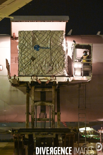 Masque chirurgicaux. Arrivée à Roissy par un Boeing 777 d Air-France cargo. Confinement 42ème jour.