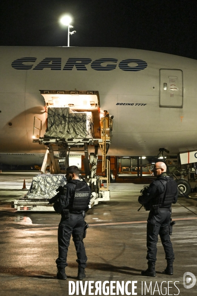 Masque chirurgicaux. Arrivée à Roissy par un Boeing 777 d Air-France cargo. Confinement 42ème jour.