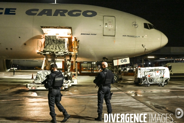 Masque chirurgicaux. Arrivée à Roissy par un Boeing 777 d Air-France cargo. Confinement 42ème jour.