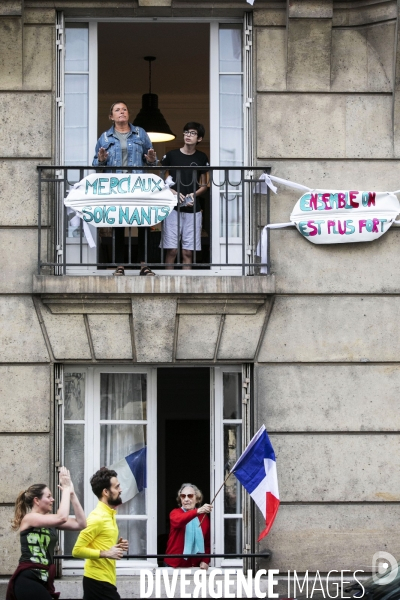 Un immeuble mobilisé tous les soirs à 20h  pour applaudir le personnel soignant.