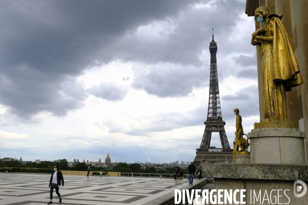 Masque de protection sur les statues du Palais de Chaillot Paris. Statues wear a protective face mask during lockdown on Trocadero esplanade,