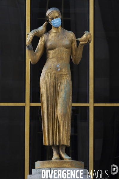 Masque de protection sur les statues du Palais de Chaillot Paris. Statues wear a protective face mask during lockdown on Trocadero esplanade,