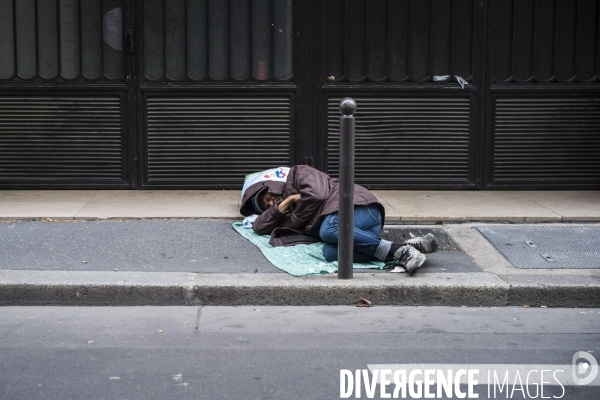 Sans abris dans les rues de paris.