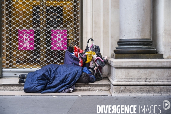 Sans abris dans les rues de paris.