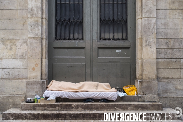 Sans abris dans les rues de paris.