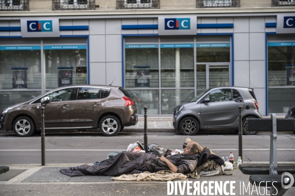 Sans abris dans les rues de paris.