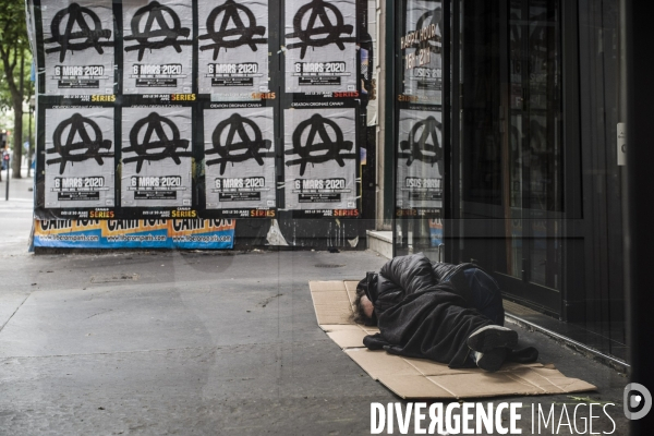 Sans abris dans les rues de paris.