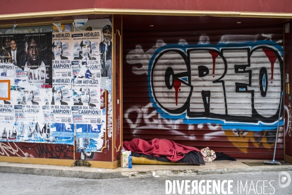 Sans abris dans les rues de paris.