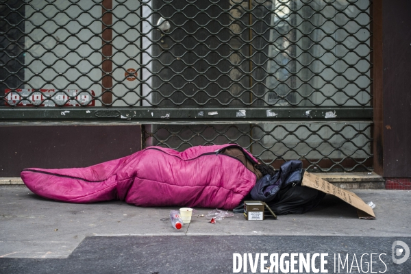 Sans abris dans les rues de paris.
