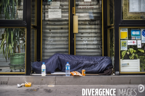 Sans abris dans les rues de paris.