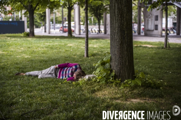 Sans abris dans les rues de paris.