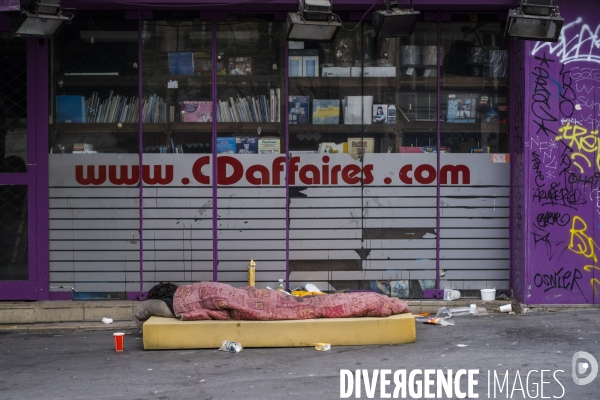Sans abris dans les rues de paris.