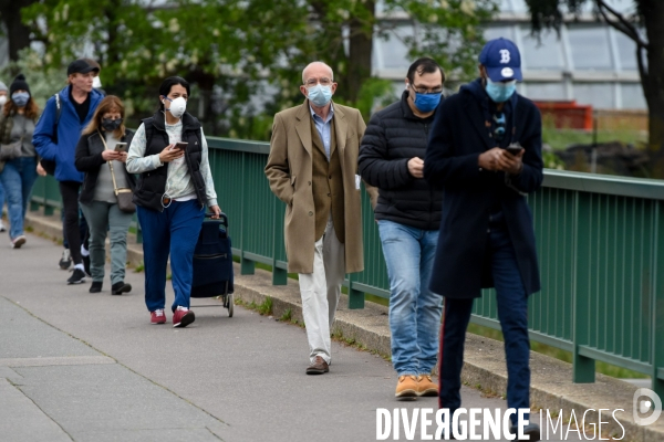 Masques en vente dans les supermarchés et les pharmacies. Confinement 48ème jour.