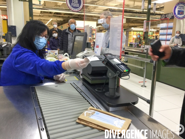 Masques en vente dans les supermarchés et les pharmacies. Confinement 48ème jour.