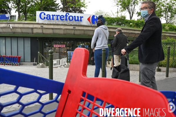 Masques en vente dans les supermarchés et les pharmacies. Confinement 48ème jour.