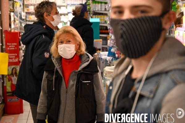 Masques en vente dans les supermarchés et les pharmacies. Confinement 48ème jour.