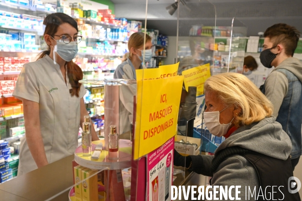 Masques en vente dans les supermarchés et les pharmacies. Confinement 48ème jour.