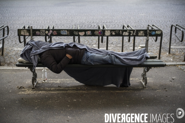 Sans abris dans les rues de paris.