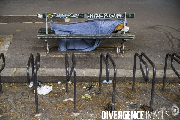 Sans abris dans les rues de paris.